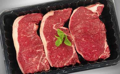 用肉类，家禽或海鲜产品填充托盘或罐头